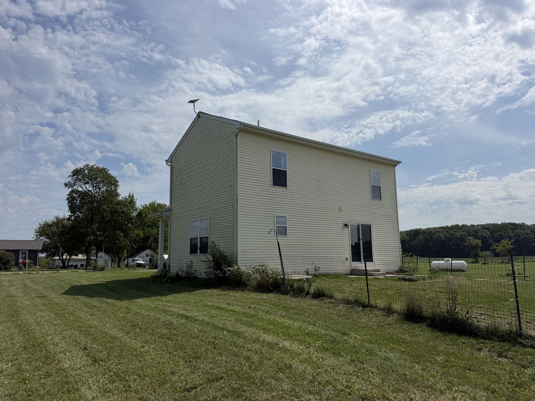 Long side of the house with the sliding door